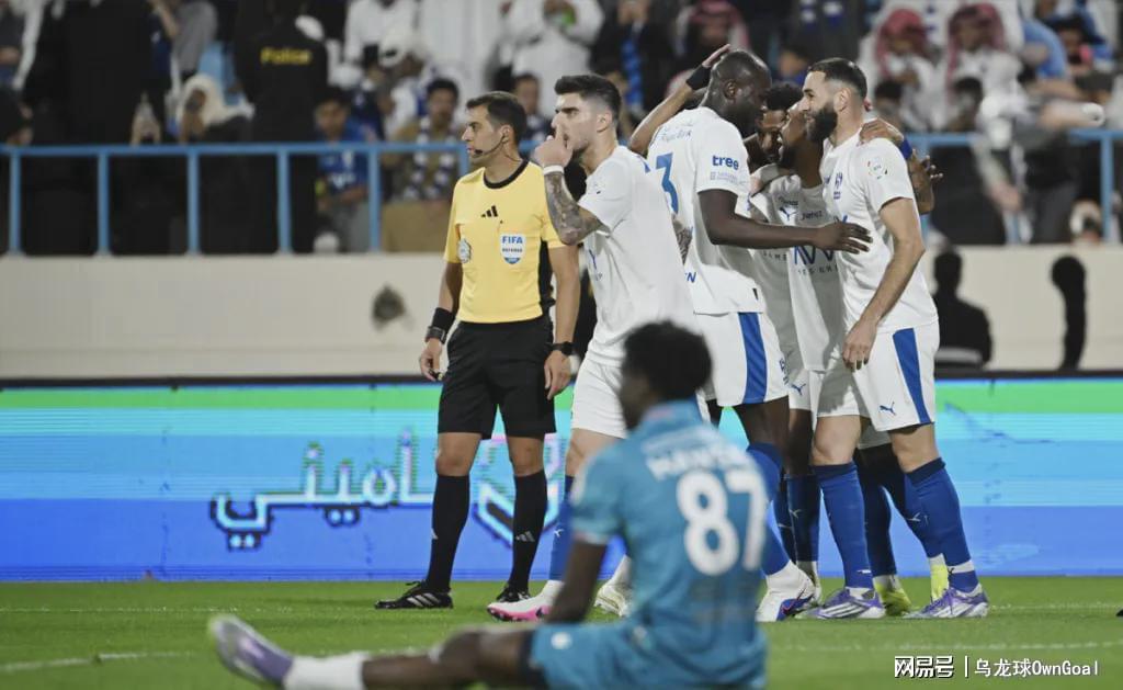 kaiyun sports-踢疯了！首秀帽子戏法！前皇马巨星抢C罗风头，夺冠热门赛季不败